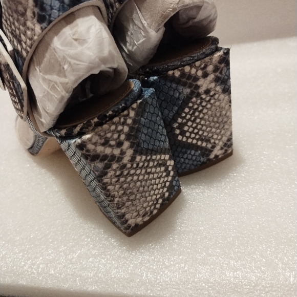 Sigerson Morrison stylish Blue and White Snake Print Women's Shoes - Picture 2 of 6